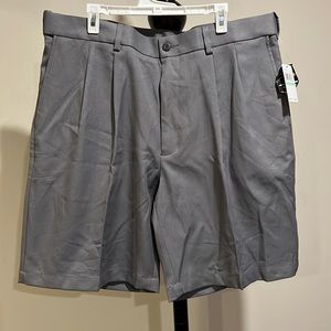 Men’s gray golf shorts